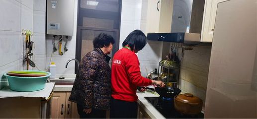 南通 家政養(yǎng)老服務(wù)驛站落地社區(qū)，托起幸福“夕陽(yáng)紅”